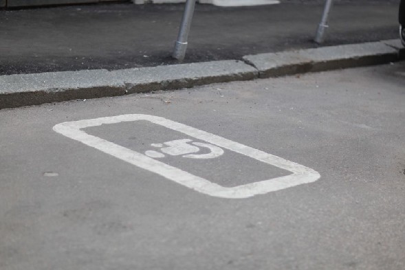 За инвалидами закрепят парковочные места во дворах