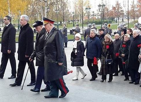 В Александровском саду почтили память защитников Отечества